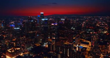 Güzel Los Angeles, California, ABD 'nin göz kamaştırıcı manzarası. Metropolis 'in gece manzarası. Kızıl gökyüzü arka planda. Hava görünümü.