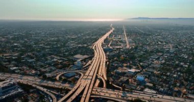 Los Angeles, California, ABD otoyollarında yoğun trafik var. Gündüz uçsuz bucaksız manzaraya hava perspektifi.