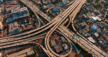 Los Angeles kavşağından hızla geçen bir sürü araba var. Otoyol ve otobanlar üzerinde inen insansız hava aracı ulaşımla meşgul..