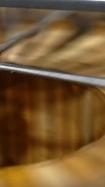 Organik ballı çerçeveler fıçı benzeri santrifüj makinesinde döndürülmüş. Arıcılar bal çerçevelerinden ürün çıkarıyorlar. Dikey video