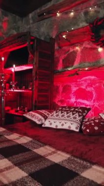 Noel için dekore edilmiş rahat bir yatak odası. Konforlu odada şamdanlarla dolu büyük bir yatak. Kış tatilinde evde romantik bir geçmişi var. Dikey video