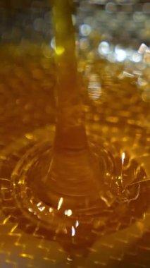 Kalın sarı bal, metal elek üzerinde akıyor. Kırsal kovandan taze toplanmış organik ürün. Kapatın. Dikey video