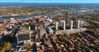 Nehre bölünmüş parlak bir şehrin güzel manzarası. Albany, New York Eyaleti 'nin sonbahar panoraması..