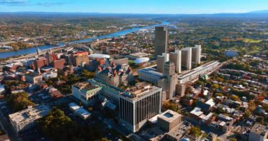 Albany 'nin New York, ABD' deki güzel hava görüntüsü. Hudson nehri kıyısında güneşli bir şehir manzarası.