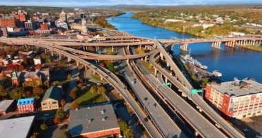 Birden fazla otoyol, otoyol, döngü ve Hudson Nehri üzerindeki köprü kavşağına yaklaşıyoruz. Modern bir Albany 'nin ulaşım altyapısı, New York Eyaleti, ABD. Üst görünüm.