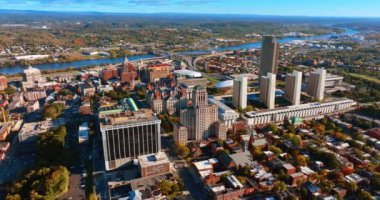 Güzel Albany, New York State, ABD 'nin göz kamaştırıcı manzarası. Gündüz vakti modern bir şehrin şehir merkezinde. Hudson Nehri, arka planda..