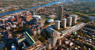Albany Merkezi, New York Eyaleti, ABD. Güneşli bir günde uçsuz bucaksız şehir manzarasına hava perspektifi. Hudson Nehri, arka planda..