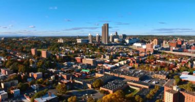 Albany, New York State, ABD 'nin güneşli manzarasından yükseliyor. Şehir merkezindeki Empire State Plaza 'ya hava perspektifi.