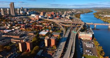Albany, New York Eyaleti, ABD 'deki Hudson Nehri' nin rıhtımındaki otoyol ve otobanlar. Güneşli bir günde güzel, modern şehre havadan bir bakış açısı.