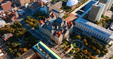 New York eyaletinin Albany, New York Eyaleti 'ndeki güzel bir binasına yaklaşıyoruz. Kuruluşun etrafında sevimli yeşil park bölgeleri var. Üst görünüm.