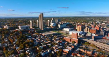 Albany, New York State, ABD şehir merkezinden Empire State Plaza 'yı izliyorsunuz. Yukarıdan canlı yeşil bir şehrin güneşli manzarası.