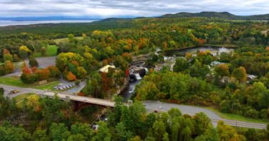 Sonbaharda Adirondacks 'daki Ausable Chasm' ın muhteşem manzarası. ABD 'nin New York eyaletinin kuzeydoğusundaki cazibenin çevresindeki muhteşem doğa. Üst görünüm.