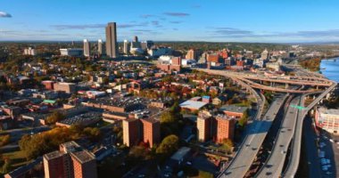 Güneşli bir günde Albany, New York State 'in güzel manzarasının üzerindeki görüntüler. Arabalar Hudson Nehri boyunca inşa edilmiş otoyol ve otobanlar boyunca hareket ediyor. Hava görünümü.