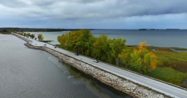 Vermont, New England, ABD 'de bulunan Champlain Gölü' nün kıyısından geçmektedir. Gökyüzü manzaranın üzerindedir. Hava görünümü.