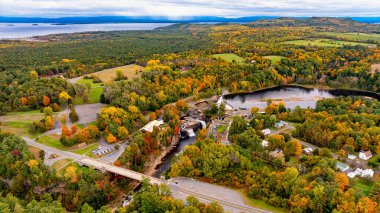 Huzurlu bir ABD manzarasında sonbahar renkleri. Titreşen yapraklar sakin bir nehrin çevresini sarar ve ABD 'nin yuvarlanan tepeleriyle donatılmış görkemli bir sonbaharın güzelliğini gözler önüne serer..