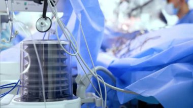 Ciğer havalandırma makinesi pompası çalışıyor. Kapatın. Sıhhiyeciler arka planda ameliyat yapıyor.