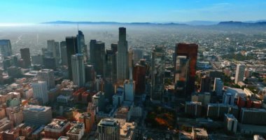 Modern Los Angeles 'ın iş merkezi, Kaliforniya, ABD. Şehrin göz kamaştırıcı sisli manzarası. Hava görünümü.