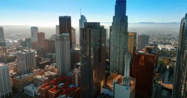 Los Angeles, California, ABD 'deki gökdelenlere yaklaşıyoruz. Arka plandaki şehir sisle kaplıdır. Üst görünüm.