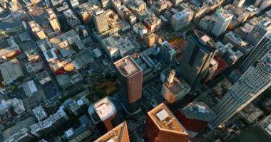 Los Angeles, California, ABD 'nin göbeğinde yükseklerde uçuyor. Modern bir metropolün yoğun olarak inşa edilmiş kentsel manzarası..