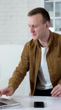 Karantina sırasında evde çalışan genç bir iş adamı. Mutfaktaki işinde dizüstü bilgisayar kullanan mutlu bir erkek serbest yazar. Öğrenci bir dairede ders çalışıyor. Dikey video