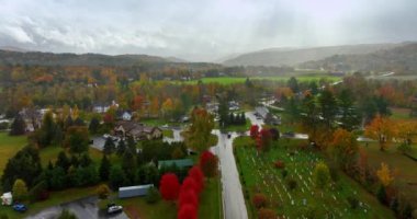 Renkli Vermont manzaralı, New England, ABD. Islak bir sonbahar gününde, resimli şehrin üstündeki drone görüntüleri..