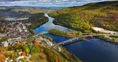 Vermont, New England, ABD manzarası boyunca akan güzel bir nehir. Şehrin en tepeden sonbahar manzarası.