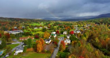 Resimli doğada güzel, rahat kulübeler. Vermont, New England, ABD 'de sonbahar. Arkaplanda dağ siluetinin üzerindeki bulutlu gökyüzü.