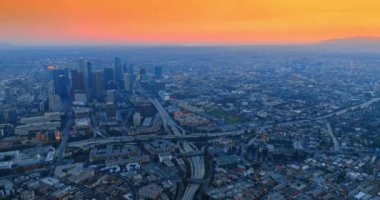 Los Angeles, Kaliforniya Panorama, ABD mavi ışıkta. Şehir manzarasının üzerindeki güzel turuncu gökyüzü. Hava görünümü.