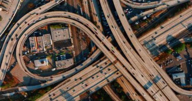 Yoğun kavşakta otoyollar, otoyollar ve döngüler arasında arabalar hareket eder. Los Angeles, California, ABD yollarına hava perspektifi.