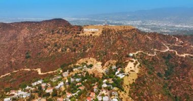 Hollywood tepelerindeki pitoresk yerleşim alanından yükseliyor. Ünlü markayla Mount Lee 'yi seyret. Los Angeles, Kaliforniya, ABD.