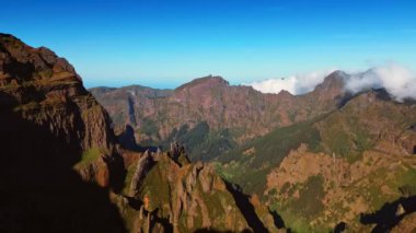 Sivri uçlu devasa kayalar. Portekiz 'in Madeira şehrinde kötü yeşillikleri olan çıplak dağlar. Hava görünümü.