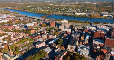 Hudson Nehri 'nin kıyısındaki işlek şehir bölgesine daha yakın uçuyor. Albany 'nin güneşli manzarası, New York, ABD.