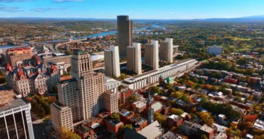 Albany, New York, ABD şehir merkezinin manzaralı görüntüsü. Gökyüzünden yeşil güzel şehir manzarası.