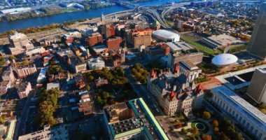 Güzel bir Albany, New York, ABD şehir merkezine yaklaşıyoruz. Arka planda köprüsü olan mavi nehir. Hava görünümü.