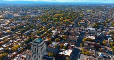 Renkli yeşilliklerle dolu şehrin güneşli manzarası. Albany, New York, ABD 'nin hava perspektifi.