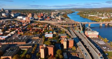Nehrin su manzarası yakınındaki otoyollar, döngüler ve otoyollar arasında büyük bir kavşak var. Hudson Nehri boyunca Albany, New York 'un güneşli manzarası. Hava görünümü.