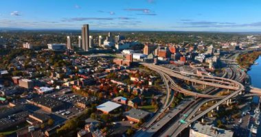 Hudson Nehri kıyısı Albany, New York, ABD 'nin güneşli manzarası. Şehir merkezindeki kavşakta arabalar hızlı hareket ediyor. Hava görünümü.