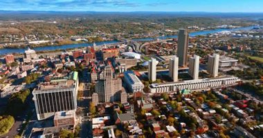 Güneşli bir günde Albany, New York 'un şehir merkezinde. Arkaplanda güzel bir nehir.