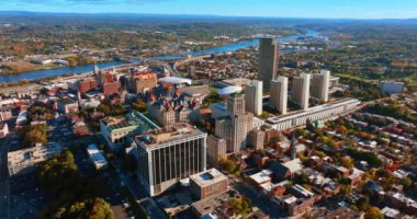Güneşli bir günde değişik şehir manzaralarının ihtişamlı manzarası. Albany, New York, ABD 'ye en üst perspektiften bak.