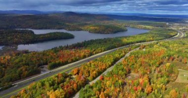 New York 'un kuzeyinde geniş ormanlık alanlar, göller ve dağlar. Sonbaharda güzel doğayla ilgili havadan bir bakış açısı. Hava görünümü.