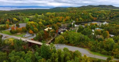 Champlain Gölü manzarası renkli ormanlık alanlarla çevrili. Sonbaharda Kuzey New York eyaletinin pitoresk doğası üzerine hava perspektifi. Hava görünümü.
