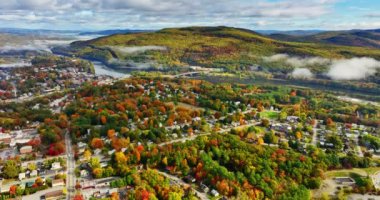 Vermont, New England, ABD 'de ılık bir sonbahar mevsimi. Bazı beyaz bulutlar nehrin üzerinde asılı. Hava görünümü.
