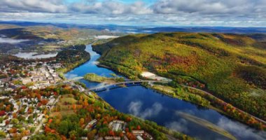 Mavi nehrin ayna yüzeyi gökyüzündeki bulutları yansıtıyor. Vermont 'un güzel manzarası, New England, ABD. Manzaranın üzerindeki bulutlu gökyüzü. Hava perspektifi.