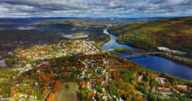 Picturesque Vermont, New England, ABD sonbahar sezonunda. Renkli ağaçlarla dolu güzel bir şehir. Manzaranın üzerindeki bulutlu gökyüzü.