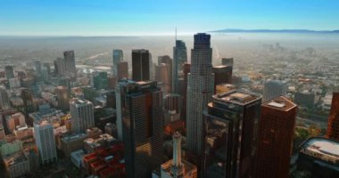 Los Angeles, California, ABD 'deki en yüksek binaların arasında yer alıyor. Arka plandaki şehir manzarası sisle kaplıdır..