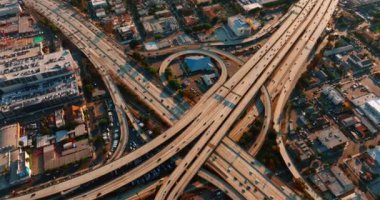 Los Angeles şehir merkezinde otobanlarda, kavşaklarda ve otobanda trafik çok hareketli. Şehir merkezindeki ünlü kavşağa yaklaşıyoruz..