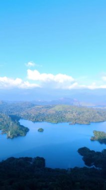 Modern Sri Lanka 'nın büyüleyici doğal manzaraları. Dağların ve gölün nefes kesici manzarası ayaklara oturuyordu. Hava görüntüsü. Dikey video.
