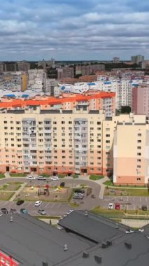 Şehirde yeni bir yerleşim yeri. Yeni bölge sakinleri için modern apartmanlar. Çağdaş mimarinin inşası. Hava uçuşu. Dikey video