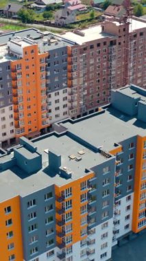 Yeni bölgede çok katlı daireler. Modern bir konut inşaatı. Modern yüksek binalar mimarisi. Hava görüntüsü. Dikey video