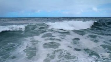 Gri bulutlu bir günde Atlantik Okyanusu 'nun öfkeli suları. İnsansız hava aracı görüntüleri okyanus dalgalarının üstünde. Madeira kıyısı, Portekiz.